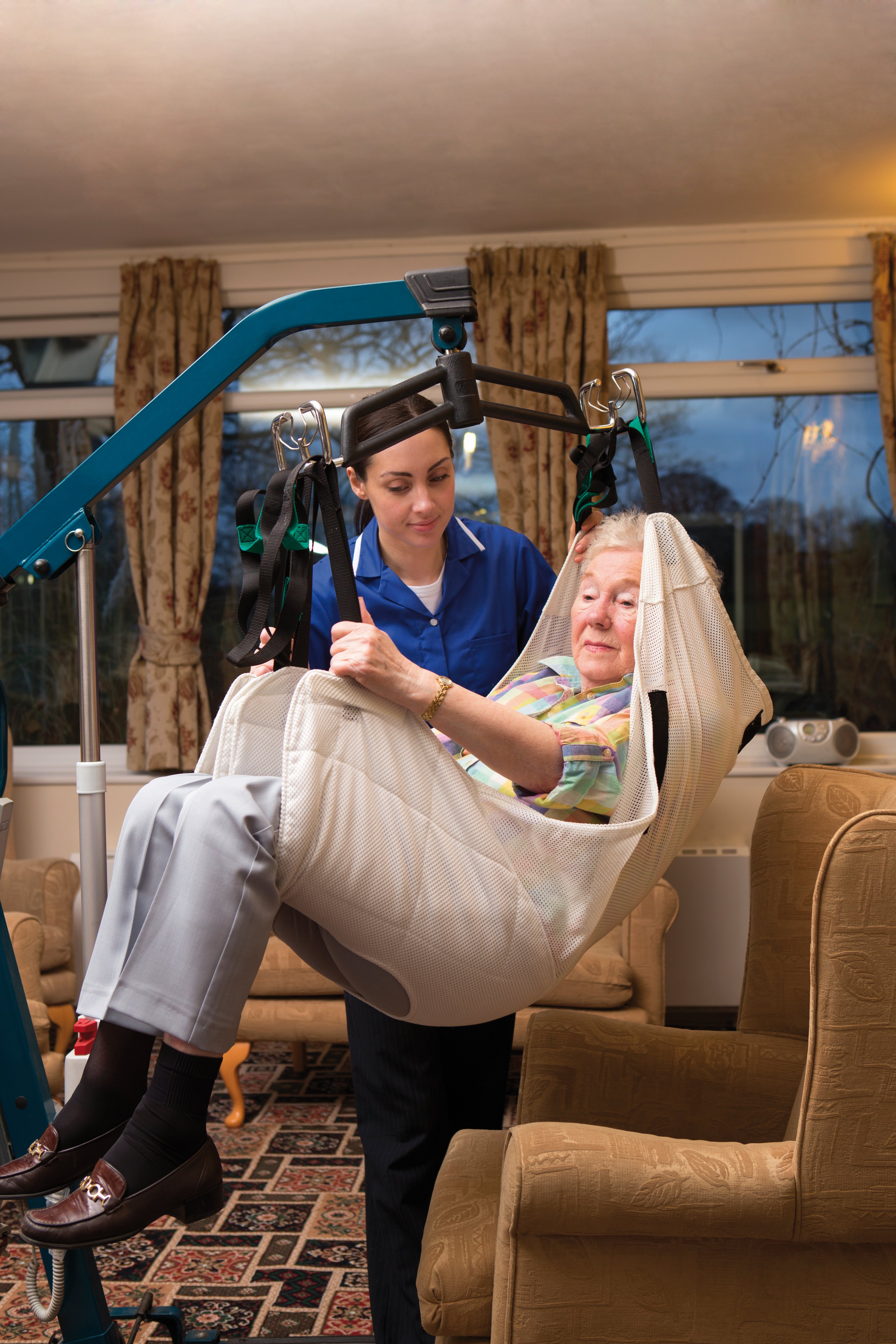 A guide to using hoists in care homes featured image